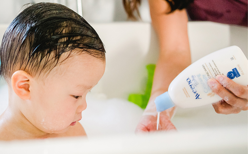 baby using moisturizing baby wash from aveeno